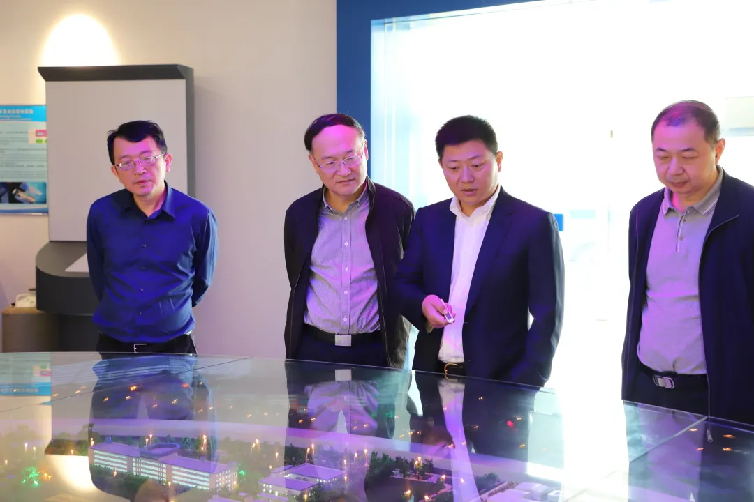 國防科技大學(xué)前沿交叉學(xué)科學(xué)院劉波院長一行蒞臨聯(lián)創(chuàng)光電考察調(diào)研